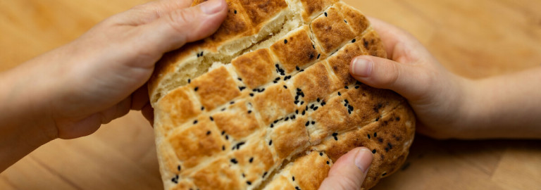 Symbolbild gemeinsam Brotbrechen